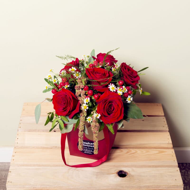 «Reciclando amor» bolsa Kraft reciclada con 6 rosas rojas